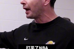 近日湖人賽后更衣室，為兩位達(dá)成里程碑的球員歡呼致意??！ ..